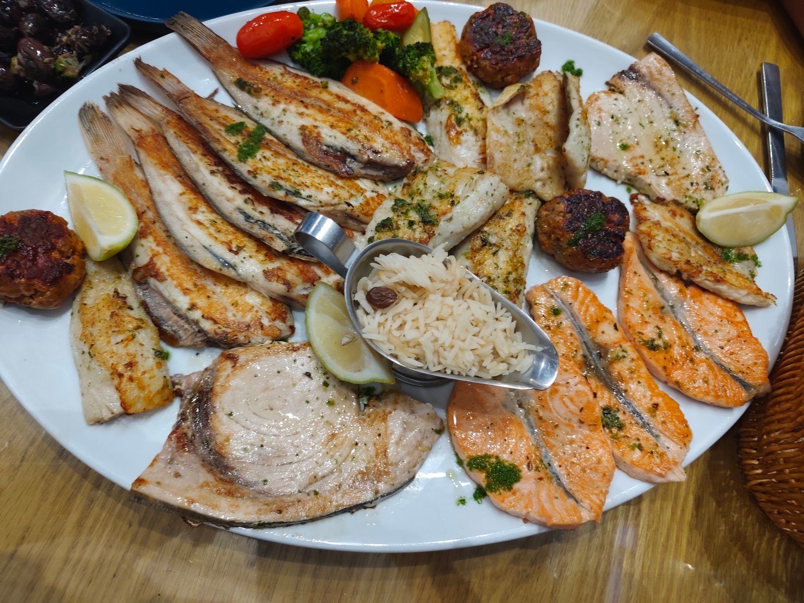 Pescado y marisco a la parrilla, preparados para realzar su sabor